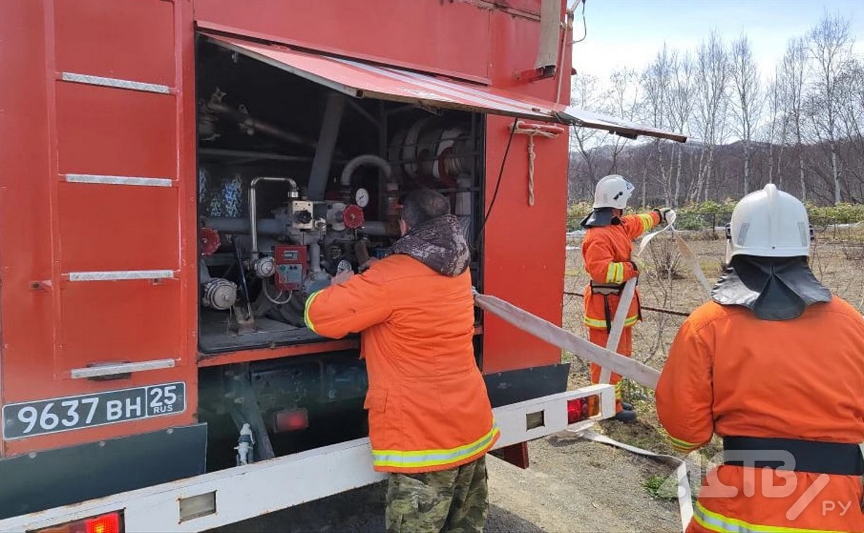 В Холмском районе ликвидировали пожар в бане