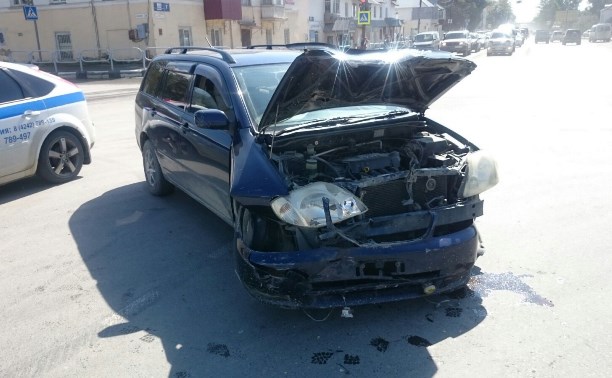 Автомобиль охранного агентства столкнулся с легковушкой в Южно-Сахалинске