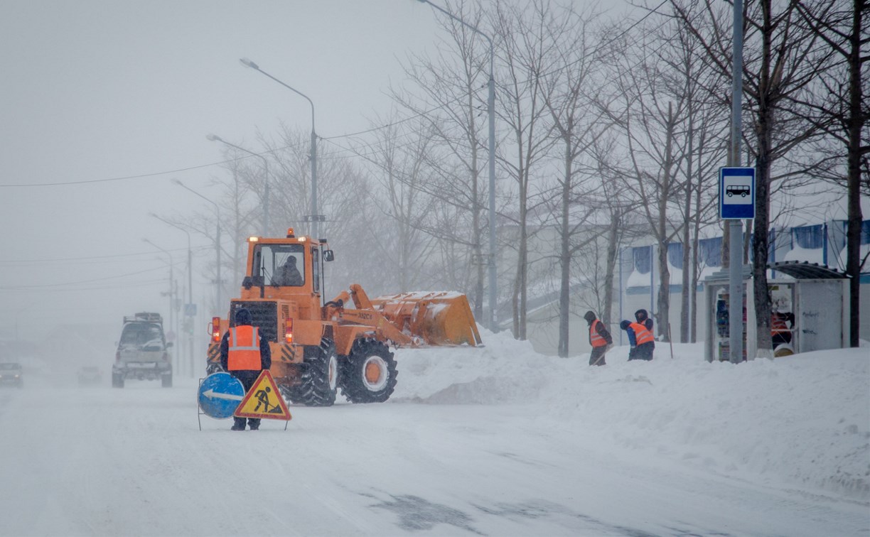 Около 140 спецмашин расчищают Южно-Сахалинск от снежных завалов