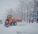 Около 140 спецмашин расчищают Южно-Сахалинск от снежных завалов