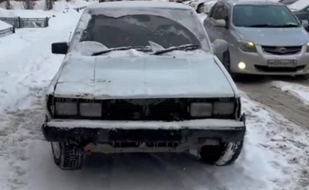 Мужчина на авто из прошлого века едва не снёс людей на "зебре" в Южно-Сахалинске