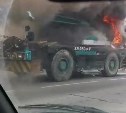 Автокран полыхает в Южно-Сахалинске - люди пытаются своими силами потушить пламя