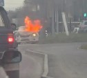 Руки были в крови: очевидцы делятся кадрами ДТП в Южно-Сахалинске, в котором загорелось авто