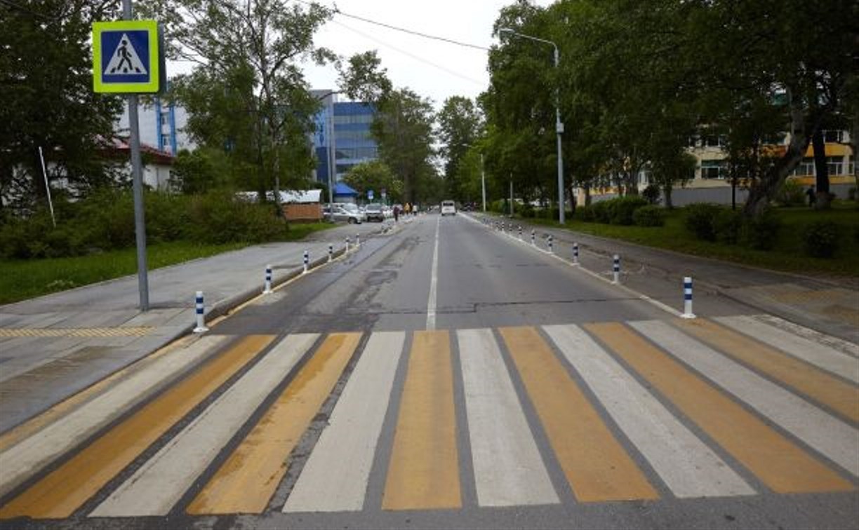 На улицу Южно-Сахалинска, которую превратили в парковку, вернули столбики