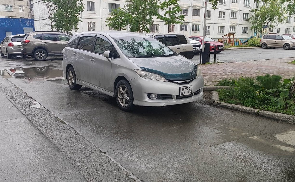 В Южно-Сахалинске ищут скрывшегося с места ДТП водителя