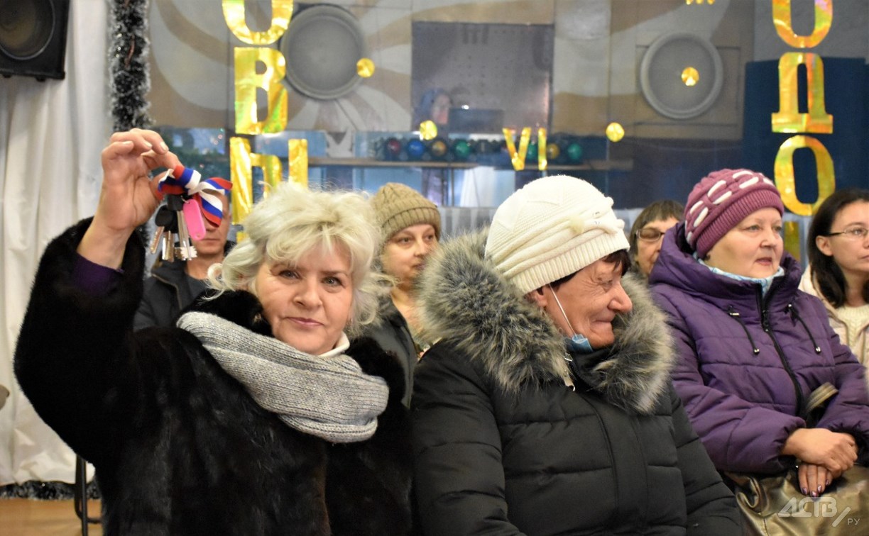 Десятки сахалинских семей отметили новоселье
