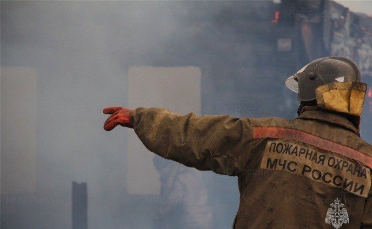 Горело открытым пламенем: бесхозное строение потушили пожарные в Долинском районе
