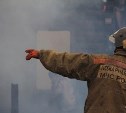 Горело открытым пламенем: бесхозное строение потушили пожарные в Долинском районе