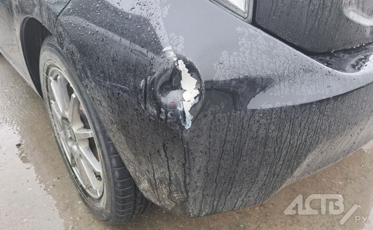 Неизвестный водитель врезался в Toyota Aqua и скрылся с места ДТП в Южно-Сахалинске