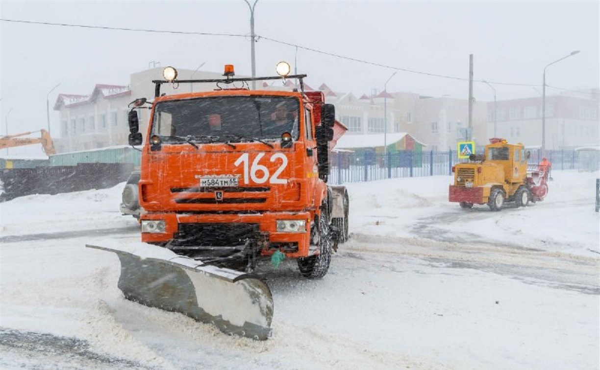 В Южно-Сахалинске на расчистку 19 улиц отправят 216 снегоуборочных машин