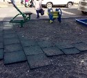 Жители Макарова боятся отпускать детей играть на площадке с безопасным покрытием 