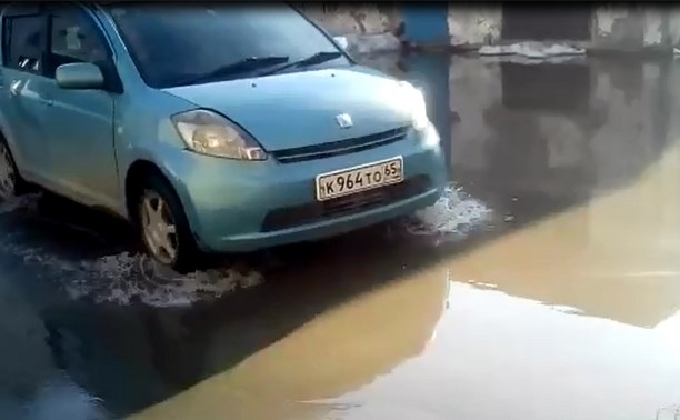 Жильцы дома по улице Гайдука жалуются на затопленный водой двор после укладки асфальта