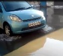 Жильцы дома по улице Гайдука жалуются на затопленный водой двор после укладки асфальта