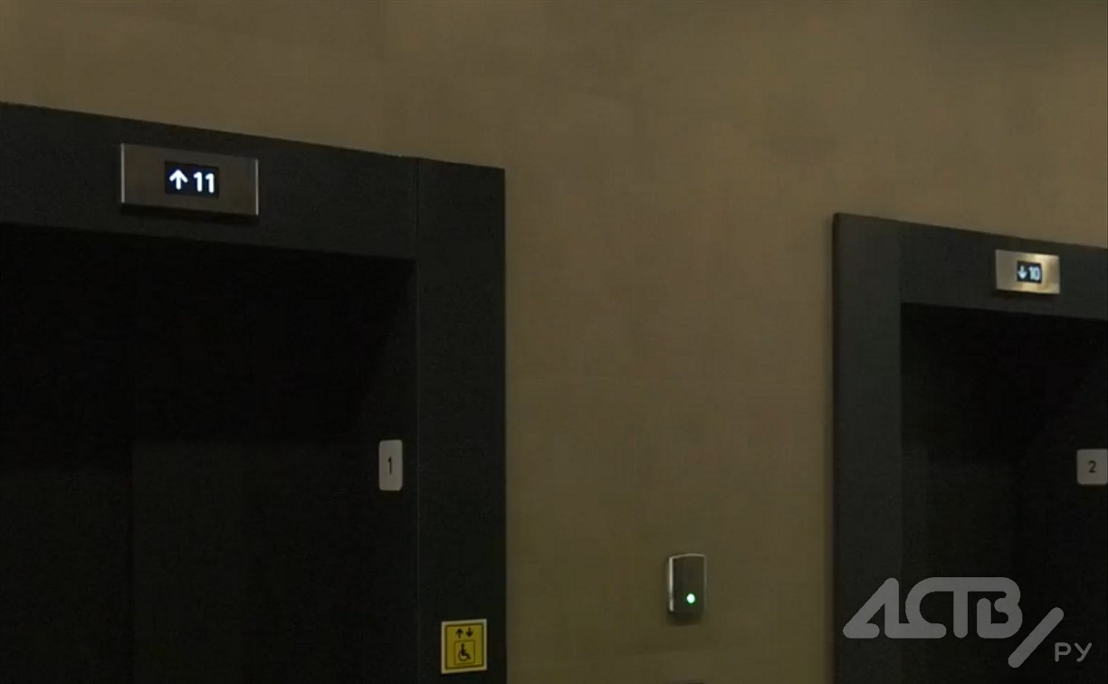 Чувство падения: во время жуткого сбоя в лифте в Южно-Сахалинске оказались мама с 2-летним сыном