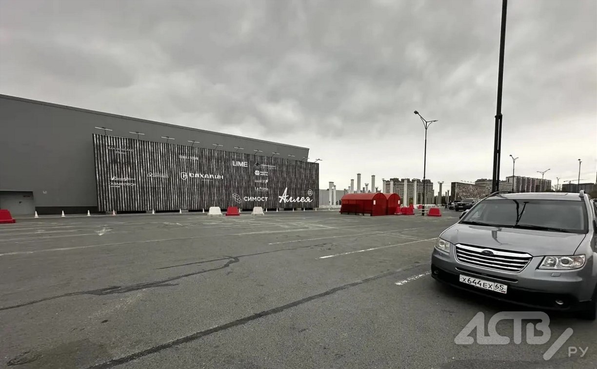 Автомобиль Subaru B9 Tribeca повредили на парковке возле "Аллеи" в Южно-Сахалинске