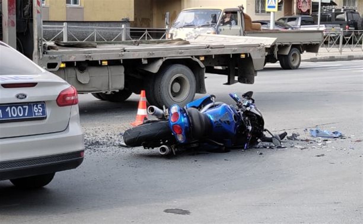 Мотоциклист разбился на перекрёстке Сахалинской - Дзержинского