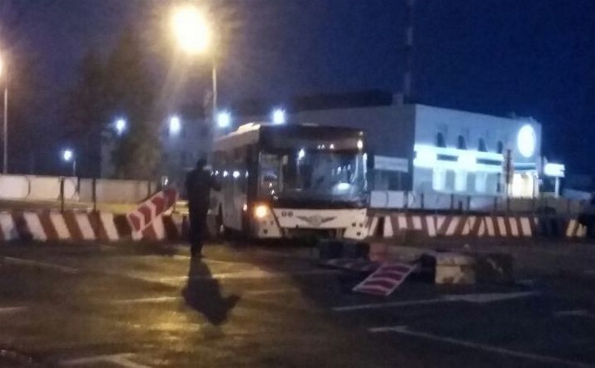 Пассажирский автобус врезался в дорожное ограждение в Южно-Сахалинске