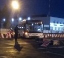 Пассажирский автобус врезался в дорожное ограждение в Южно-Сахалинске
