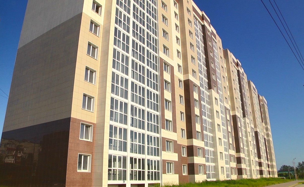 Новая многоэтажка в Южно-Сахалинске несколько месяцев стоит пустой