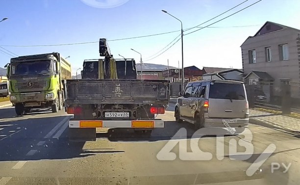 “У вас ус отклеился”: в Южно-Сахалинске заметили иномарку с двойными госномерами