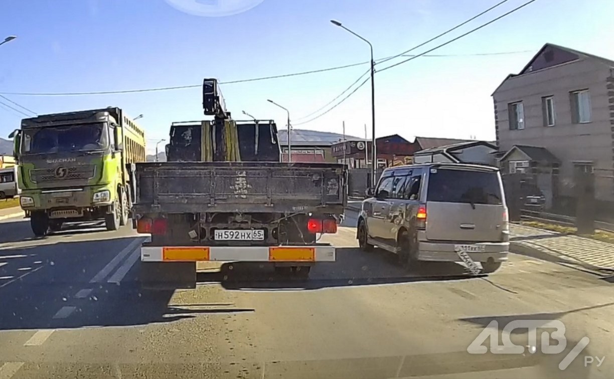 “У вас ус отклеился”: в Южно-Сахалинске заметили иномарку с двойными госномерами