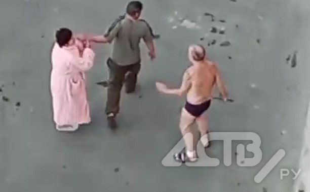 Полуголый мужчина, угнавший авто в Холмске, перед поездкой размахивал ножом на улице