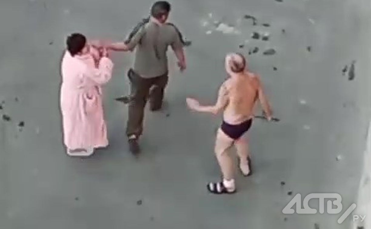 Полуголый мужчина, угнавший авто в Холмске, перед поездкой размахивал ножом на улице