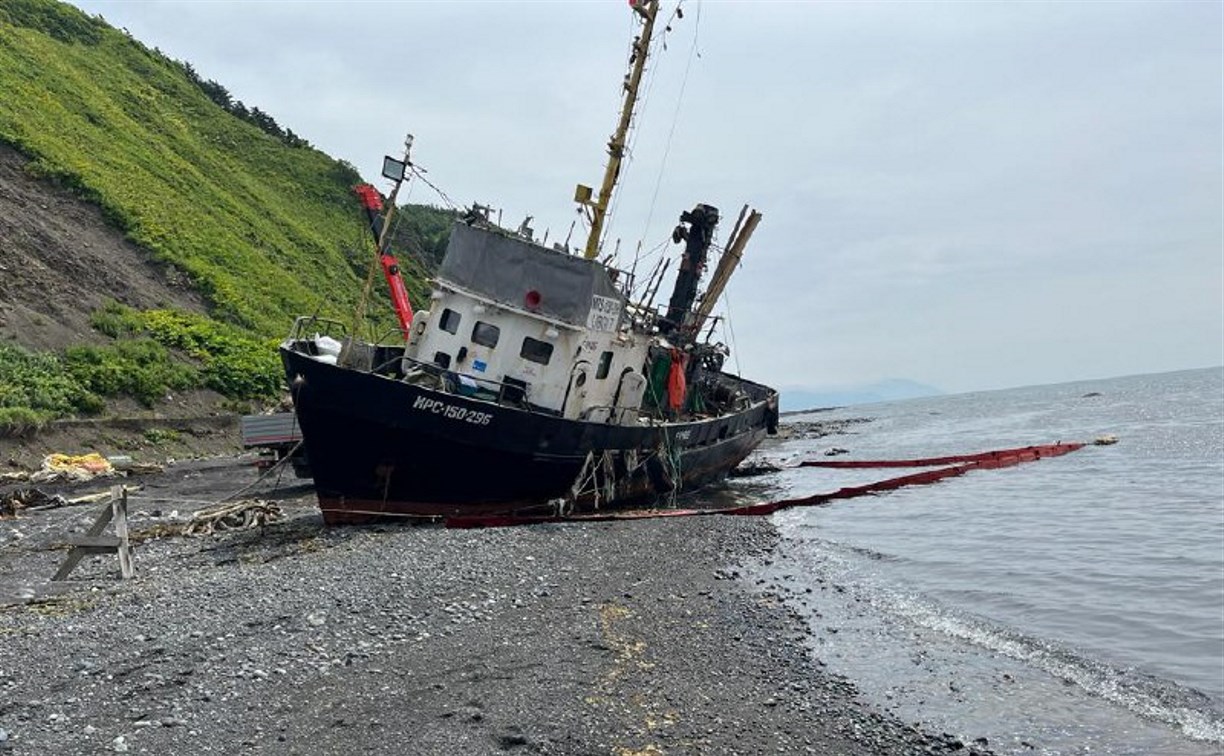 Экипаж севшего на мель судна на Сахалине слил топливо и предотвратил разлив нефтепродуктов