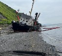 Экипаж севшего на мель судна на Сахалине слил топливо и предотвратил разлив нефтепродуктов