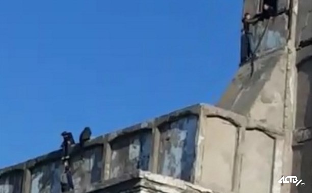 Безрассудные дети покоряют стены заброшенного бумажного завода в Холмске