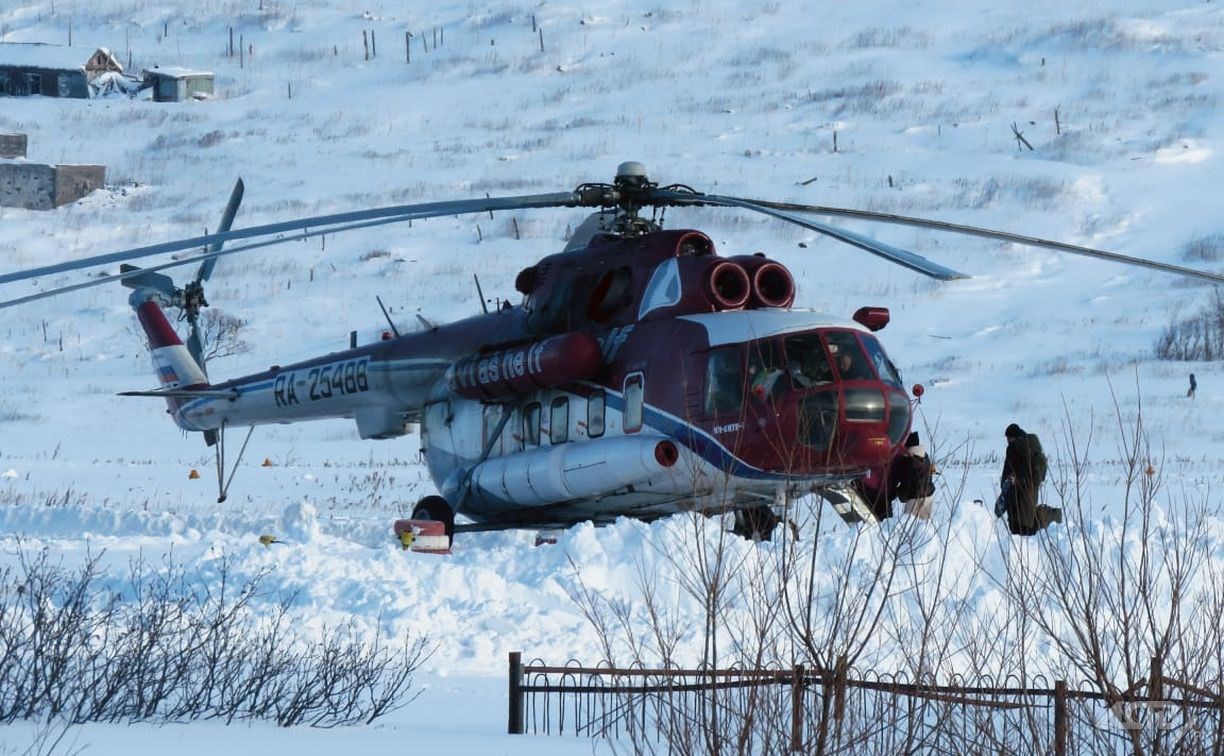 Вертолёт с пассажирами приземлился на Северных Курилах и сломался