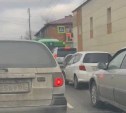 Огромная пробка образовалась на проспекте Победы в Южно-Сахалинске из-за "умного" светофора