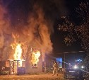 Двухэтажная частная баня полыхала в Дальнем