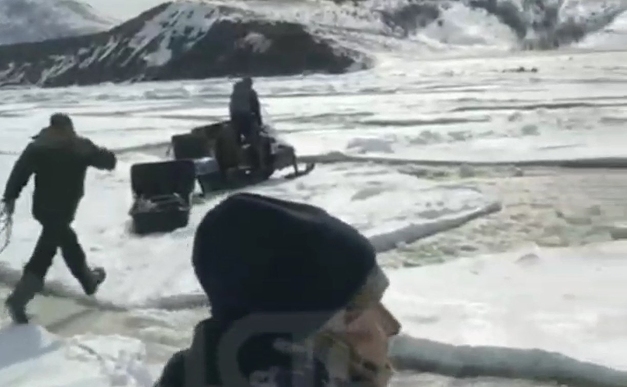 Прыжки через трещины за снегоходом: как рыбаки на Сахалине спасались с дрейфующих льдин