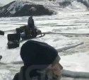 Прыжки через трещины за снегоходом: как рыбаки на Сахалине спасались с дрейфующих льдин