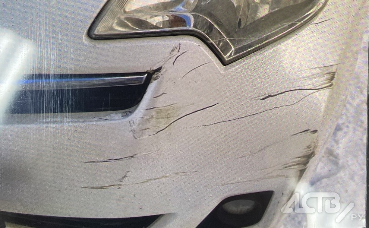 Неизвестный столкнулся с Toyota Ractis и скрылся с места происшествия в Южно-Сахалинске