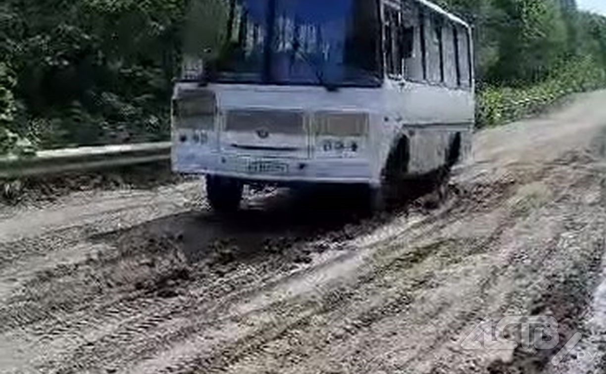 Сахалинка сняла на видео, как автобус преодолевает бездорожье на участке Арково-Мгачи