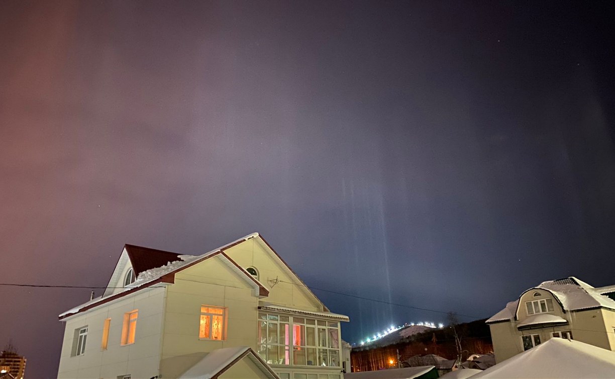 "Почти северное сияние": девушка запечатлела световые столбы в небе над Южно-Сахалинском 