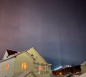 "Почти северное сияние": девушка запечатлела световые столбы в небе над Южно-Сахалинском 