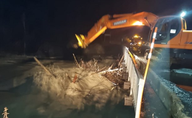 На Сахалине под натиском воды и бревен находится единственная дорога между селами