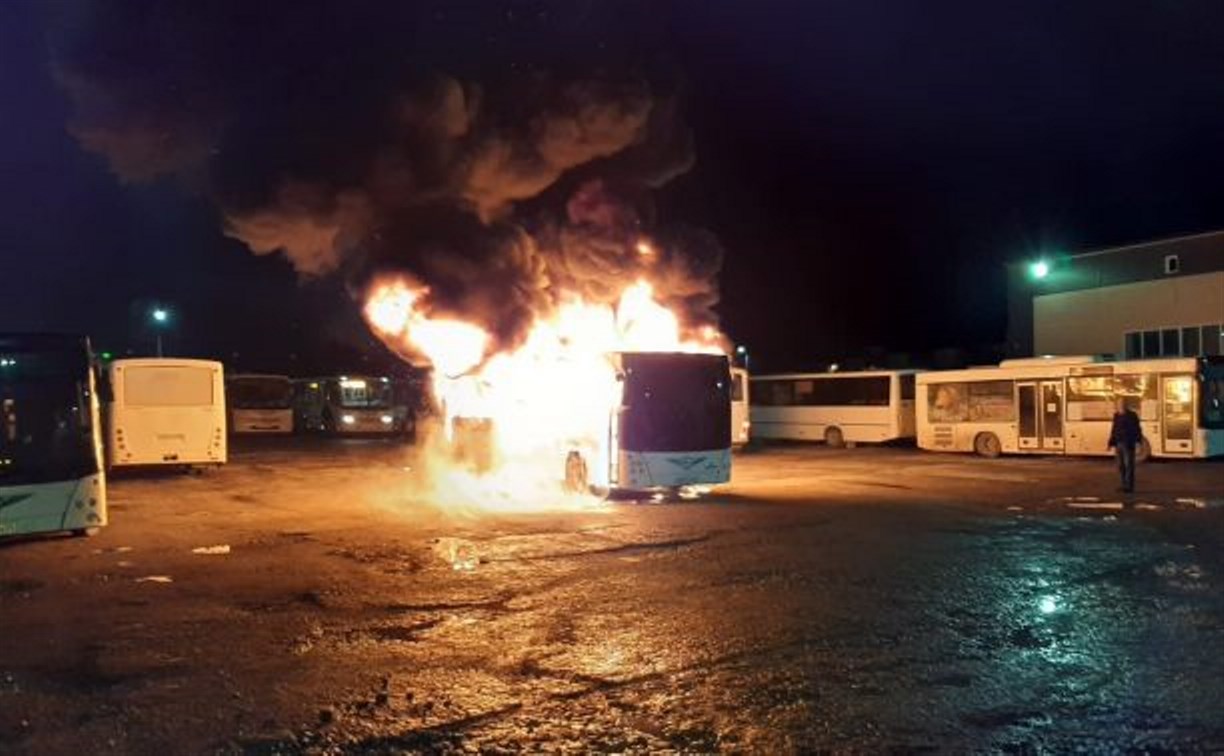 Пассажирский автобус сгорел в Южно-Сахалинске 