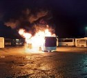 Пассажирский автобус сгорел в Южно-Сахалинске 