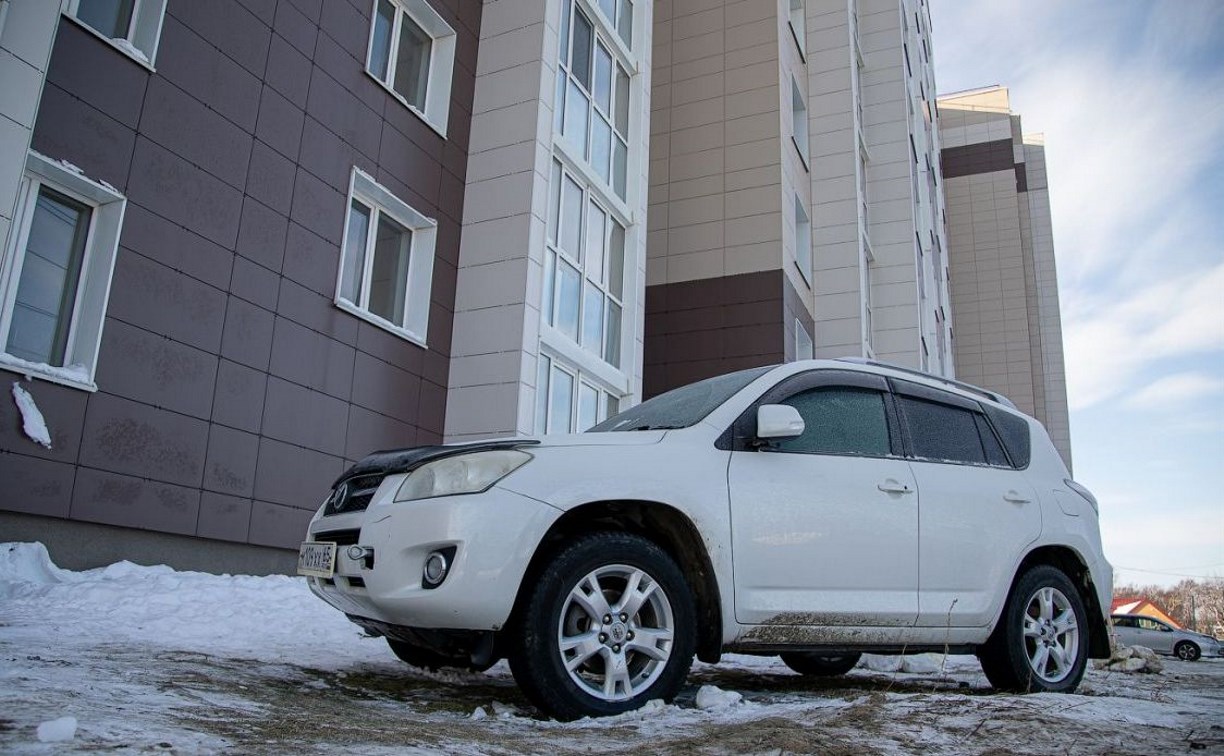 В Южно-Сахалинске озвучили штрафы, которые грозят за парковку на газоне