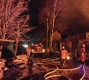 Баня загорелась ночью в холмском селе Пятиречье - на месте работали несколько пожарных расчётов