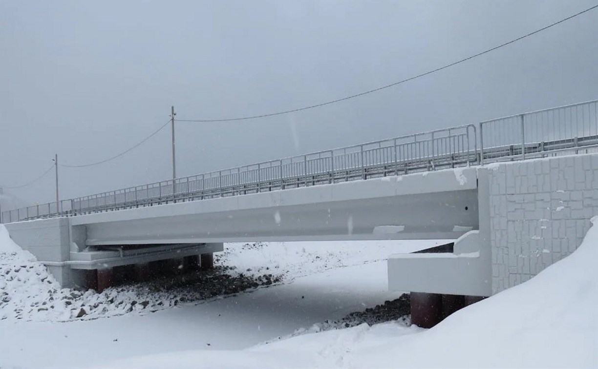В Холмском районе завершили строительство мостового перехода через реку Целебную