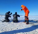 На Сахалине достали из воды женщину, которая ушла под лёд вместе с машиной 
