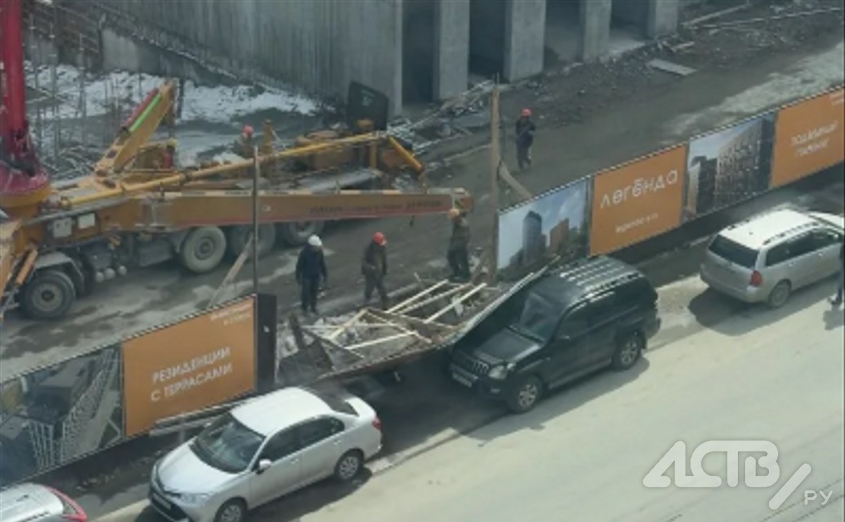 В Южно-Сахалинске забор стройки рухнул на припаркованные автомобили