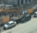 В Южно-Сахалинске забор стройки рухнул на припаркованные автомобили