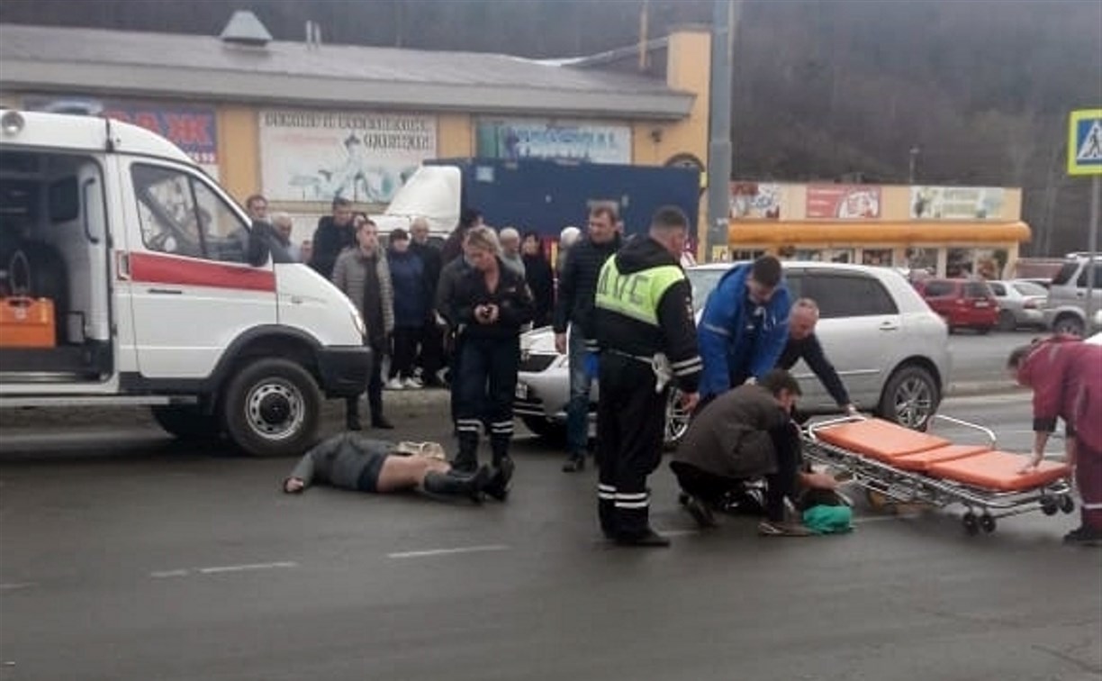 Иномарка сбила женщину с ребенком на пешеходном переходе в Корсакове