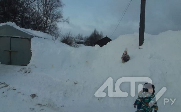 Погрузчик завалил снегом дом в Южно-Сахалинске: беременная женщина с детьми лазают по сугробам